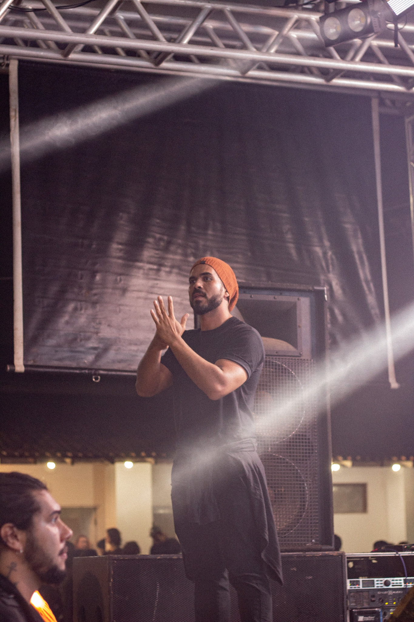 Intérprete do Cama de Jornal no Festival Suíça Bahiana. Crédito: Lari Carinhanha