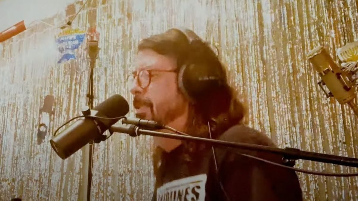 Dave Grohl relembra o dia em que viu sua mãe bebendo com o Green Day