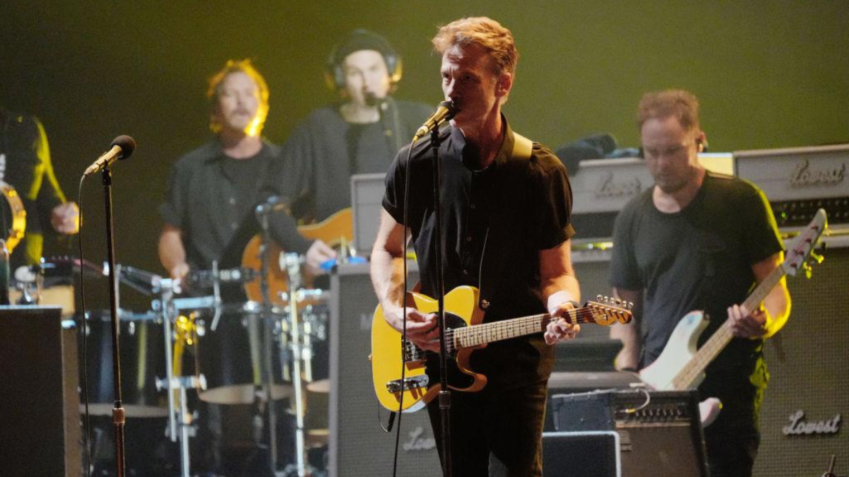 Pearl Jam faz homenagem a Taylor Hawkins ao tocar “Cold Day In The Sun”, do Foo Fighters