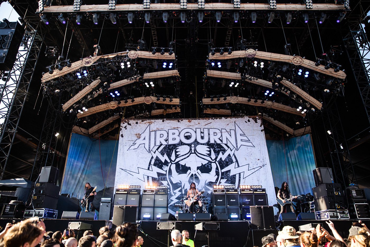 Airbourne na abertura do show do Iron Maiden em Lisboa. Crédito: Rodrigo Simas