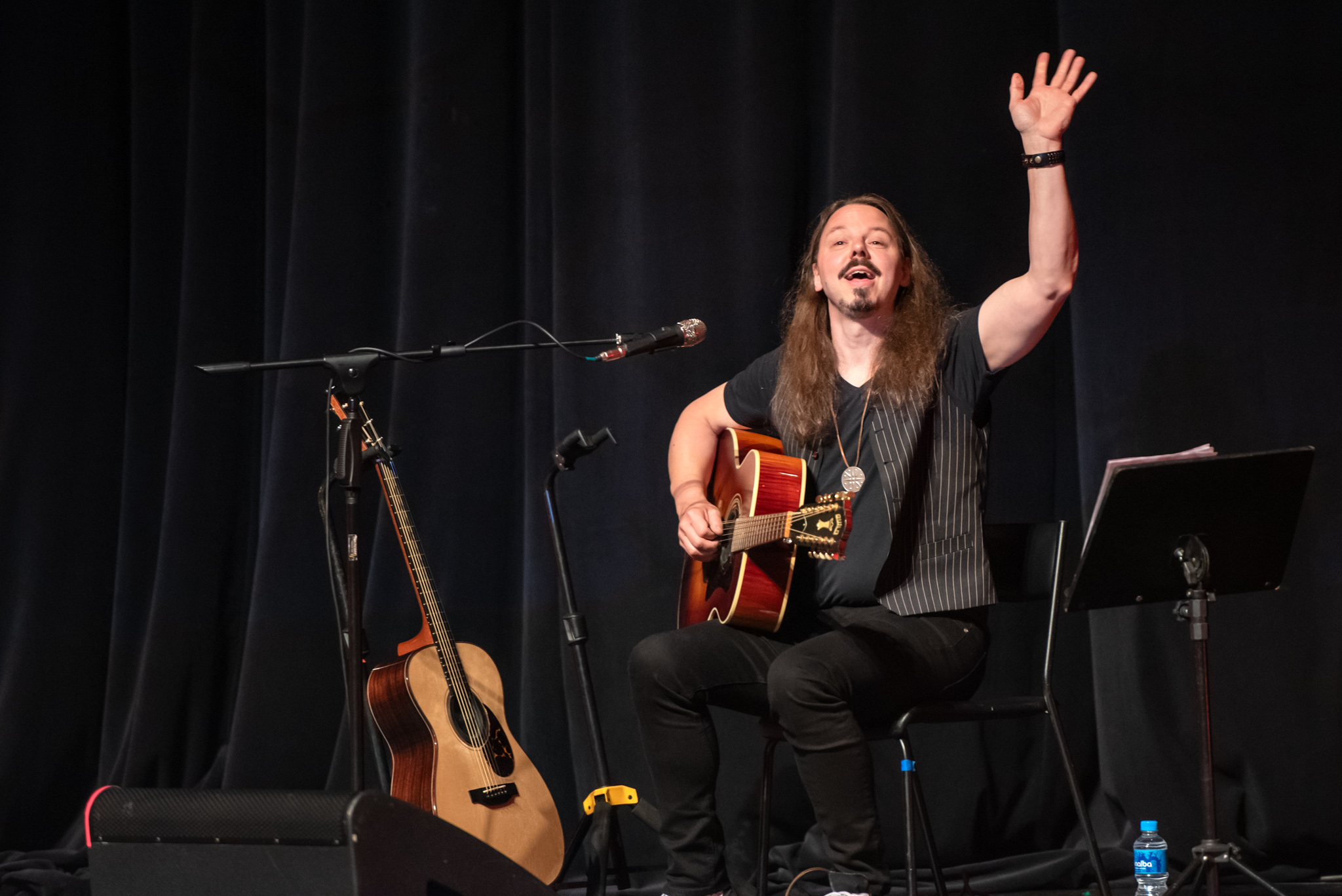 Six Strings and a Voice com a Anneke van Giesbergen e o Marko Hietala. Crédito: Leca Suzuki