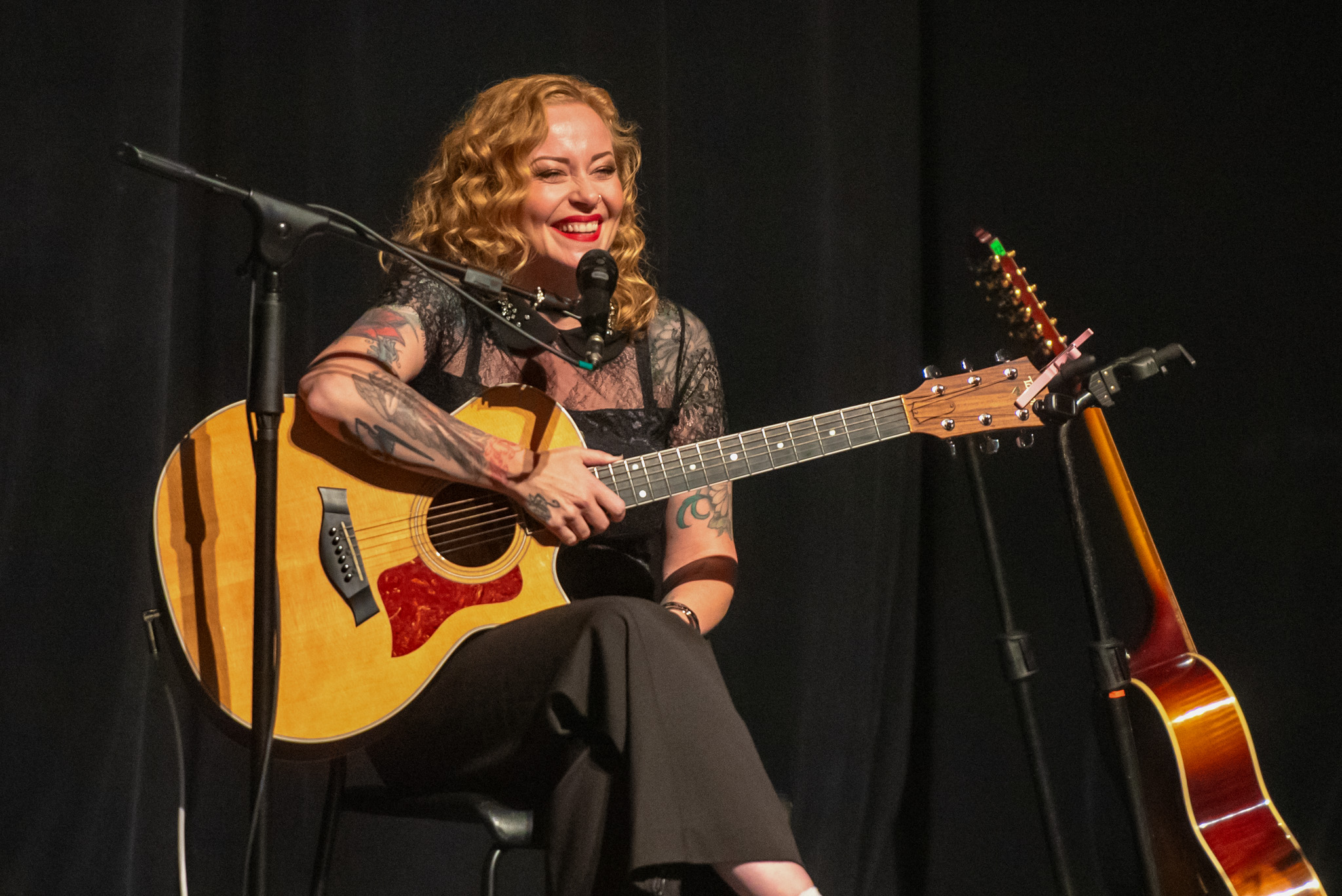 Six Strings and a Voice com a Anneke van Giesbergen e o Marko Hietala. Crédito: Leca Suzuki