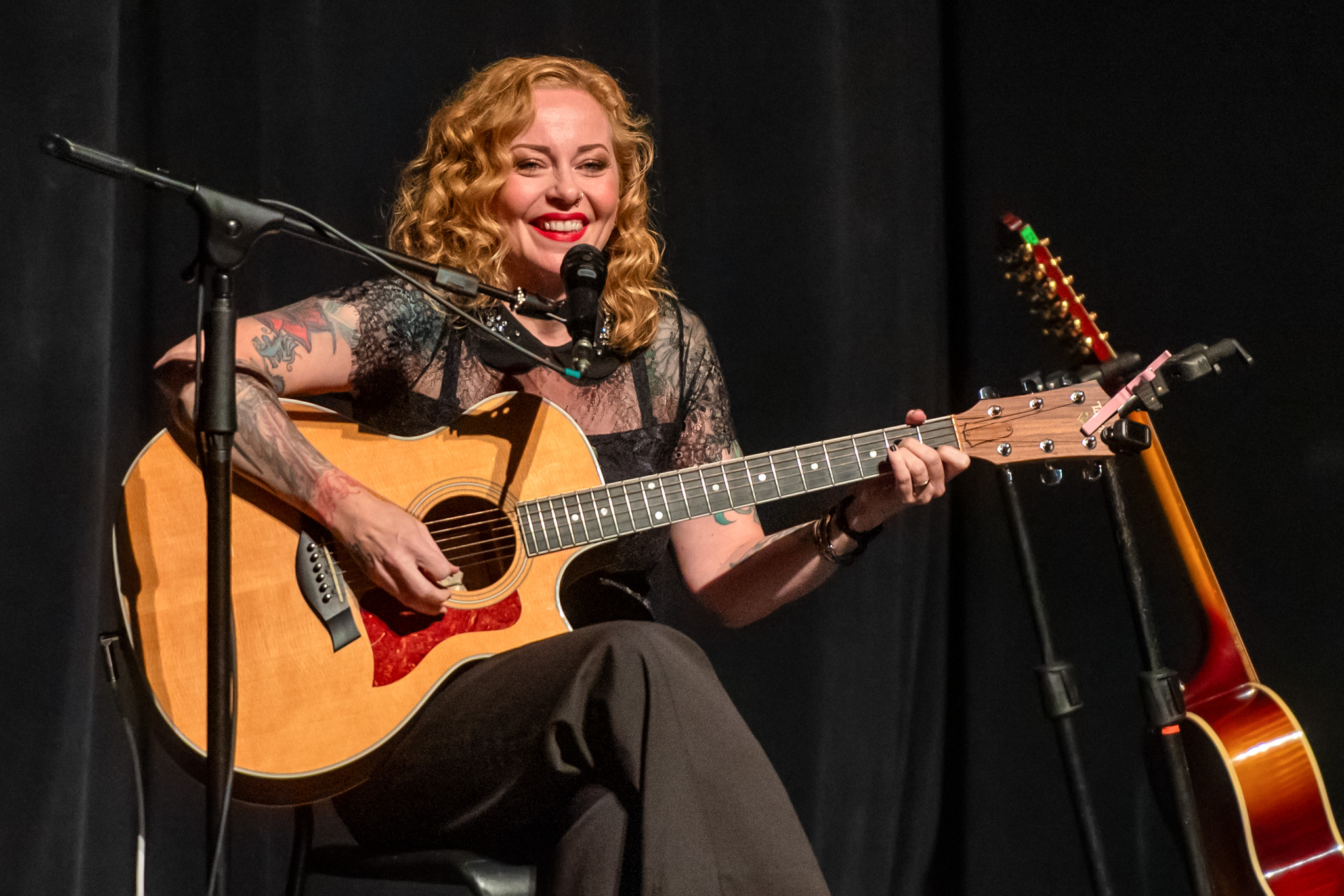 Six Strings and a Voice com a Anneke van Giesbergen e o Marko Hietala. Crédito: Leca Suzuki