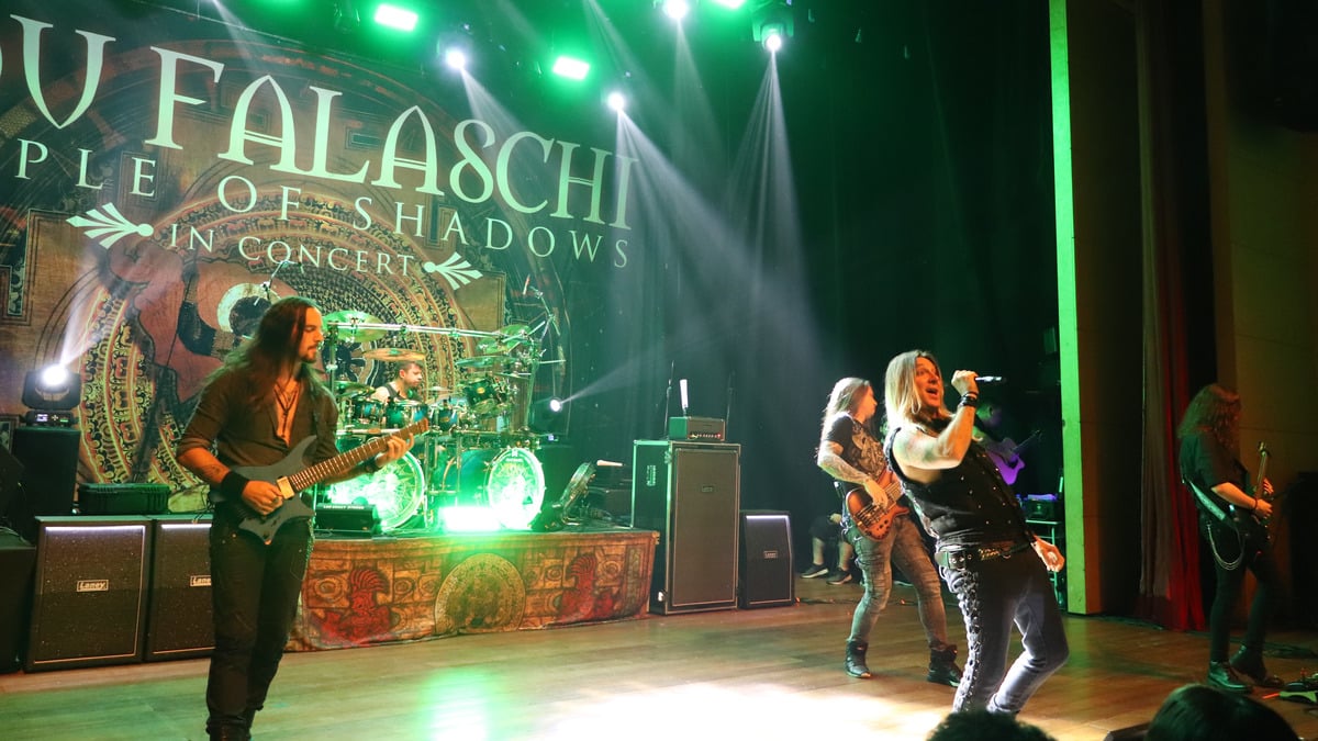 Edu Falaschi celebra clássico do metal nacional em show marcante em Ponta Grossa