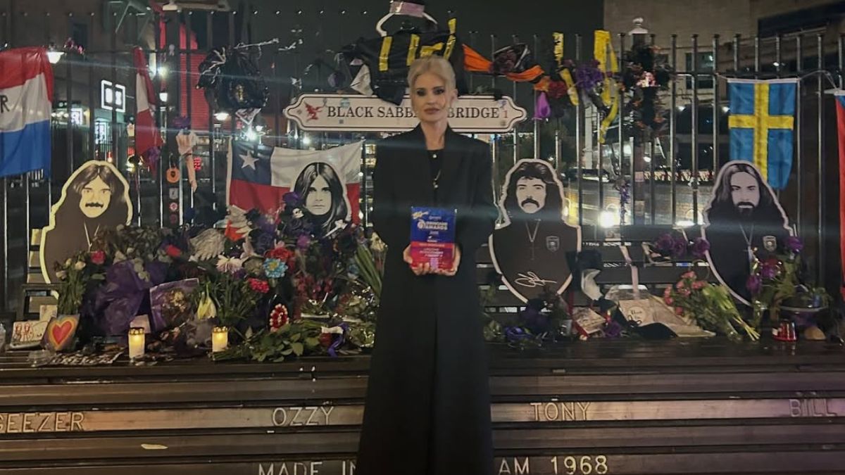 Kelly Osbourne recebe prêmio em nome de seu pai, Ozzy Osbourne