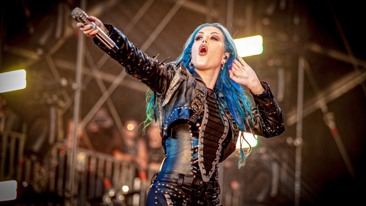Alissa White-Gluz lança primeiro single da carreira solo