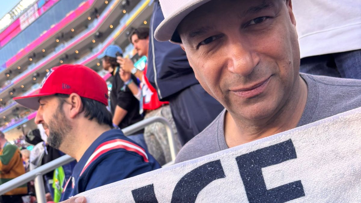 Tom Morello exibe cartaz contra ICE no Super Bowl