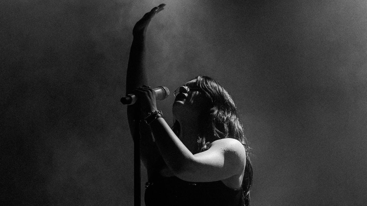 Courtney LaPlante expulsa fã de show do Spiritbox por comportamento agressivo