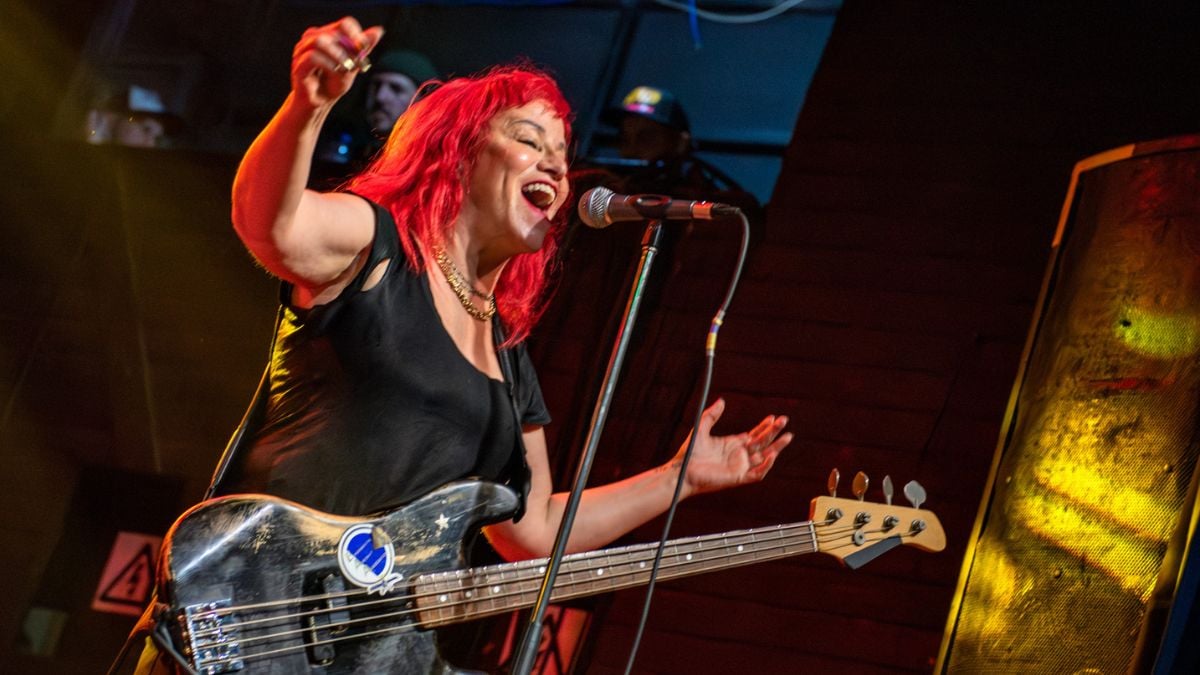 Morre Jennifer Finch, baixista do L7, aos 59 anos, após luta contra câncer